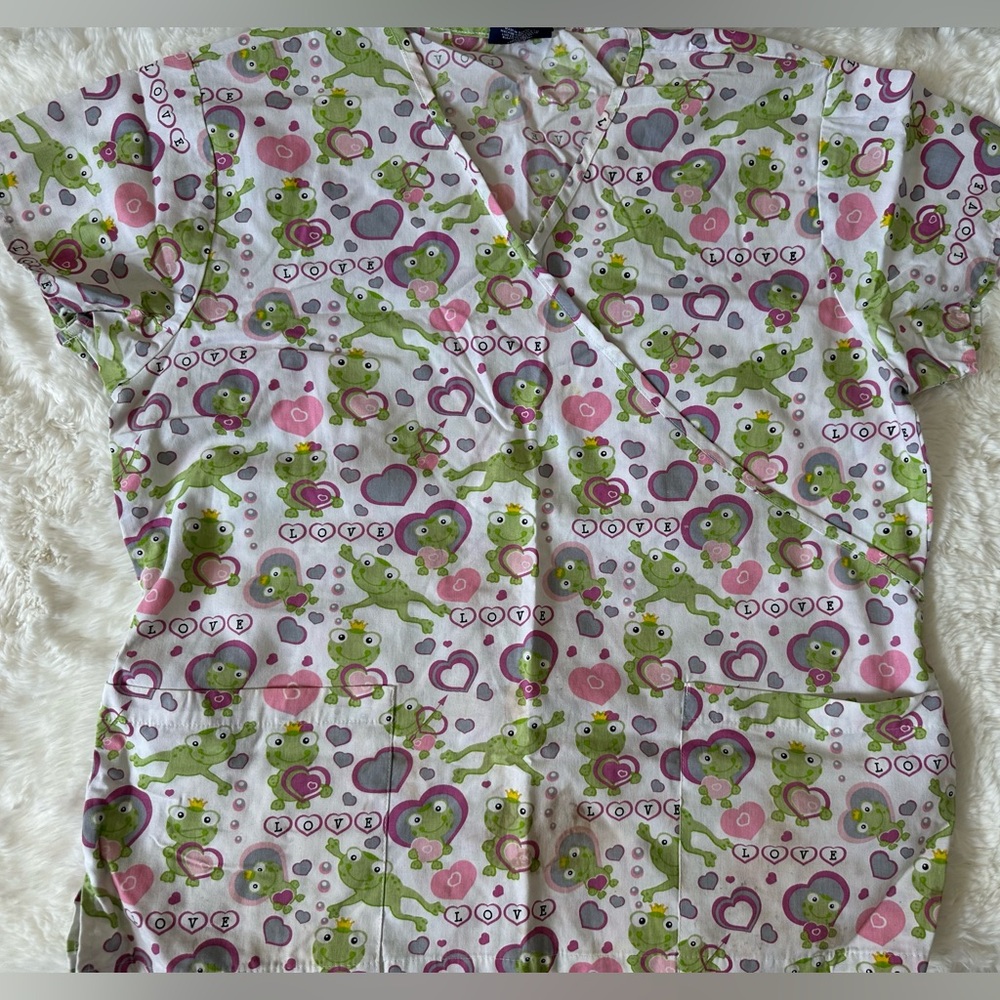 Scrub top with pockets